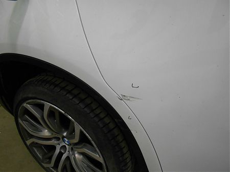 Царапина на задних двери и крыле BMW X6 до ремонта